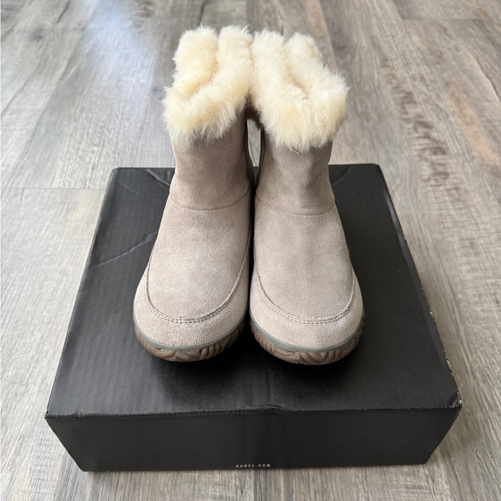 NWT Sorel Out And About Faux Fur Gray Suede Ankle Boots size 6